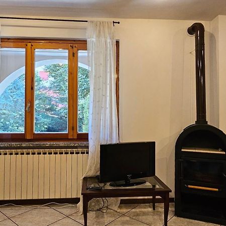Appartamento Con Ingresso Autonomo, Giardino Privato E Portico Introbio Eksteriør bilde