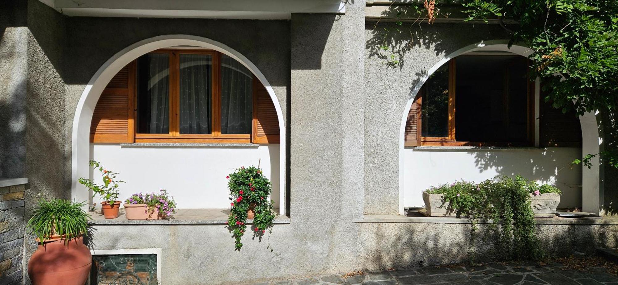 Appartamento Con Ingresso Autonomo, Giardino Privato E Portico Introbio Eksteriør bilde